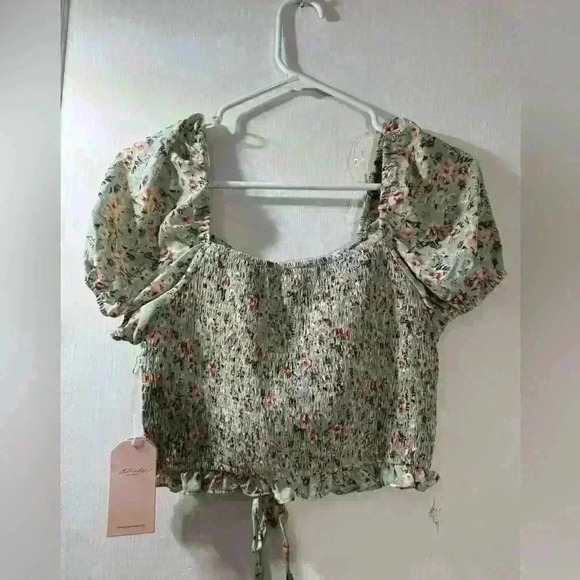 NWT Puffy shoulder flower top - Picture 3 of 6